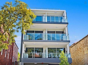 COZY STUDIO With BALCONY AIRCON in the HEART OF BONDI
